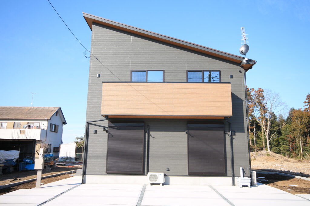 片流れ屋根の2階建