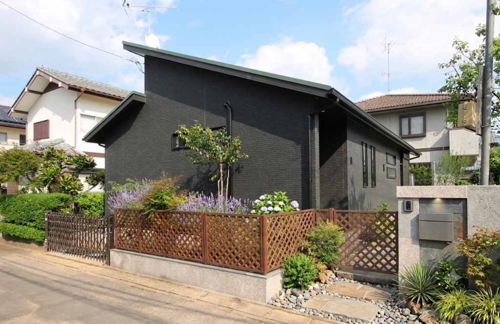 1人で贅沢に暮らす、リビング主役のコンパクトな平屋